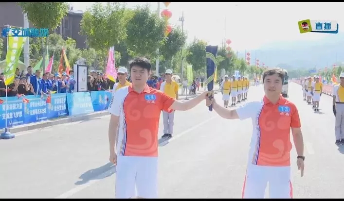 喜迎二青盛会，华鑫集团接跑火炬传递！(图2)