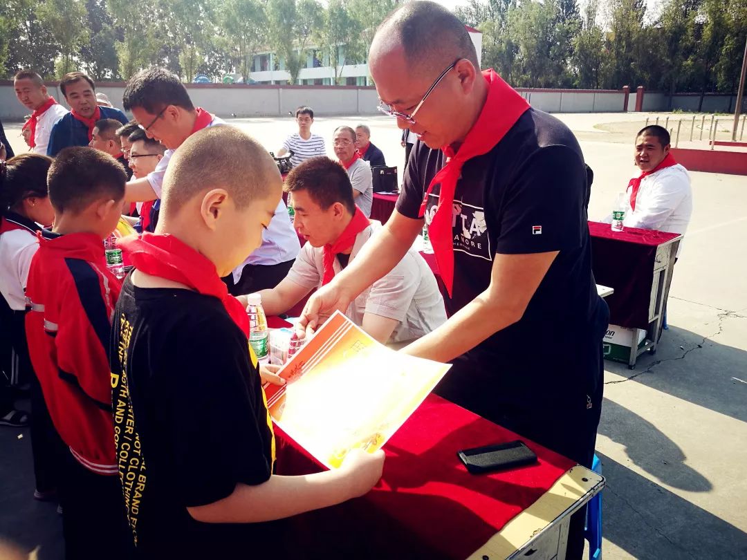 分享爱心，众享温情——华鑫集团工会开展“六一献爱心”活动(图13)